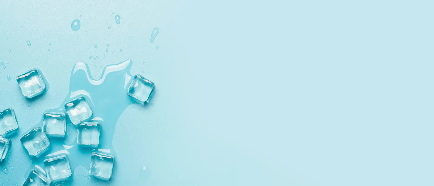 Cubos de gelo derretendo sobre superfície azul clara, sensação de frio