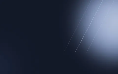 Composição abstrata de luz clara atravessando um fundo azul-marinho escuro