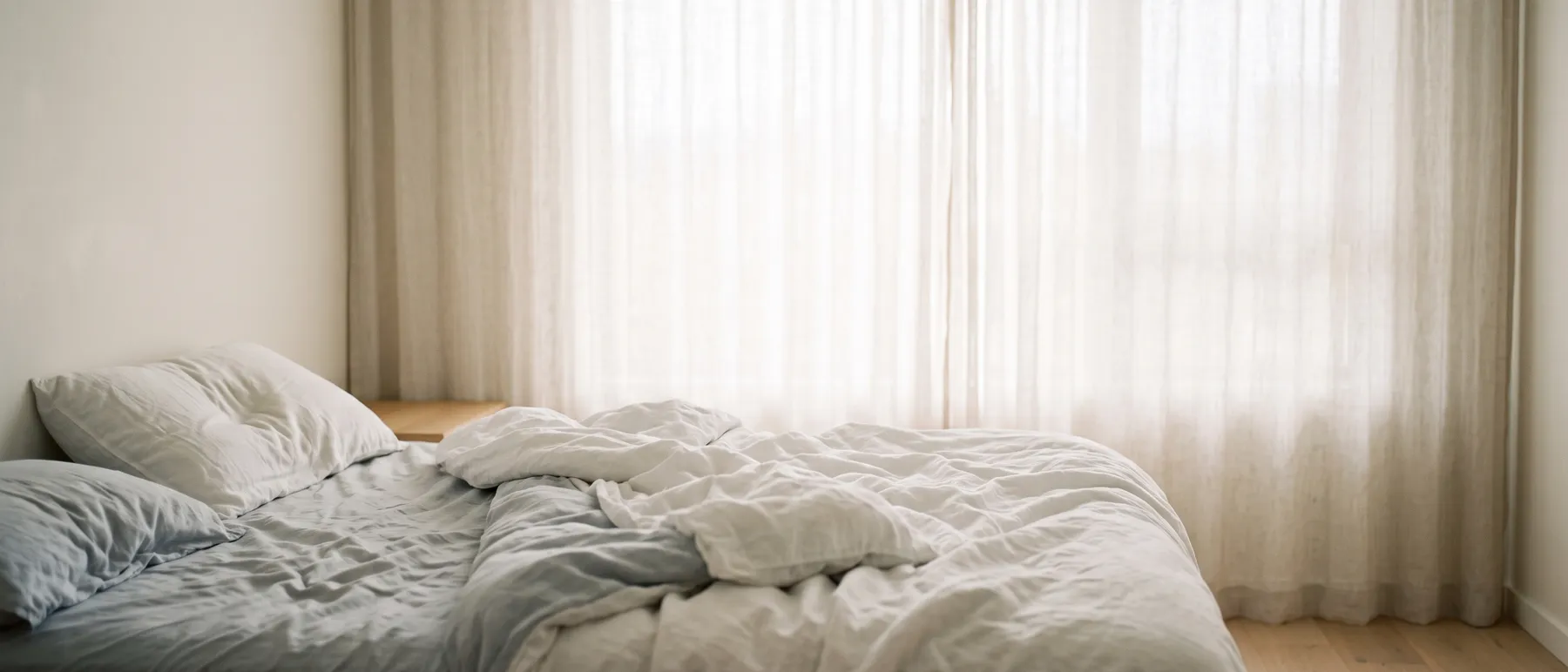 Quarto pela manhã com cama despenteada e vazia